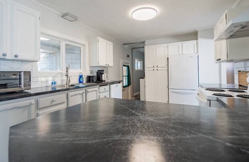 Winfield House | Cozy 4 bedroom House with free parking-Unit 1