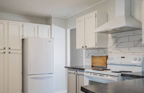Winfield House | Cozy 4 bedroom House with free parking-Unit 1