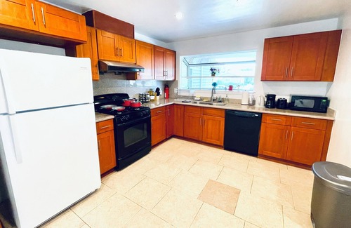 South Sundale House | Cozy 4 bedroom in Fremont with free Parking & WiFI & Great location