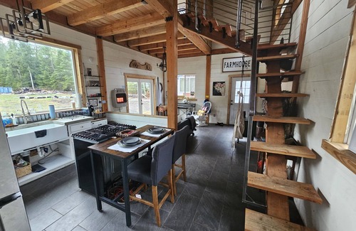 Darrington Cabin | Cozy 40 Acre Homestead Cabin w/360 Views + Soaker Tub!
