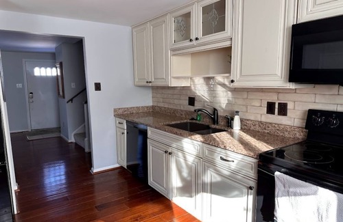 Herndon House | Cozy 4B/3B Home Near DC and Dulles Airport