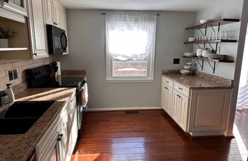 Herndon House | Cozy 4B/3B Home Near DC and Dulles Airport