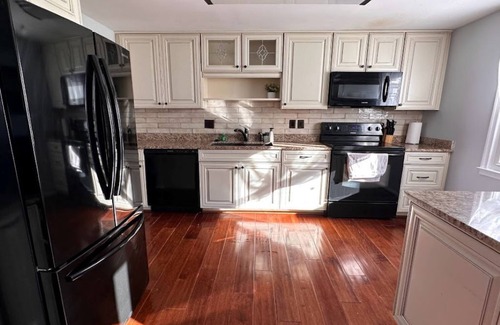 Herndon House | Cozy 4B/3B Home Near DC and Dulles Airport