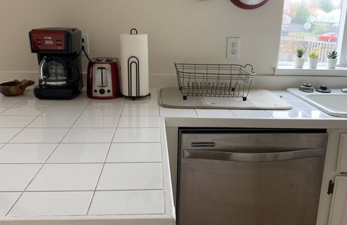 Five Oaks House | Cozy 4B House with Pool Table, Near Nike/Intel, 10miles to downtown Portland