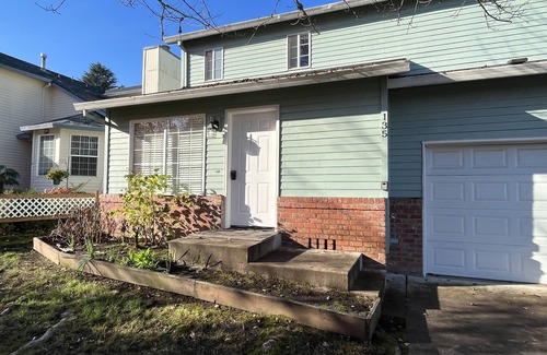 Five Oaks House | Cozy 4B House with Pool Table, Near Nike/Intel, 10miles to downtown Portland