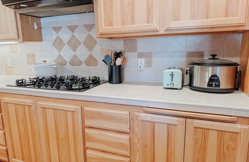 Shasta View House | Cozy 4bd Home w/3 King Beds + EV Charger + Trailer Parking