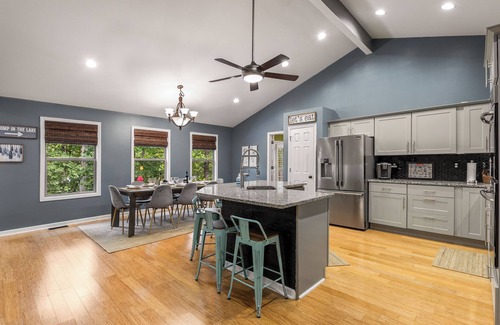 Gainesville House | Cozy 4bd lakefront home in Lake Lanier w/HotTub, FirePit, Private dock, Wifi