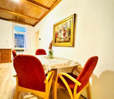 Grinzing Apartment | Cozy 4BR Apt for up to 12P 10-Min to FAC Platz