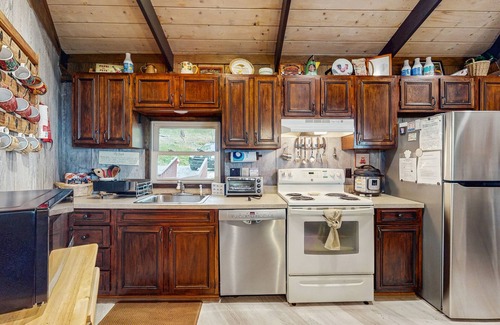 Beech Mountain Cottage | Cozy 4BR Beech Mountain cottage with views, adventure, and comfort for all.