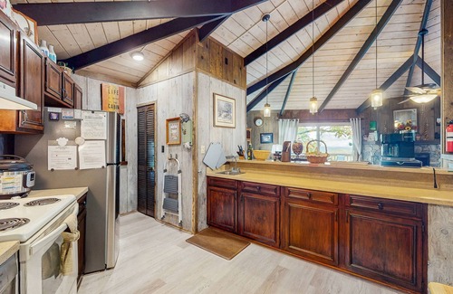 Beech Mountain Cottage | Cozy 4BR Beech Mountain cottage with views, adventure, and comfort for all.