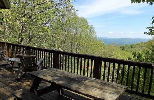 Beech Mountain Cottage | Cozy 4BR Beech Mountain cottage with views, adventure, and comfort for all.
