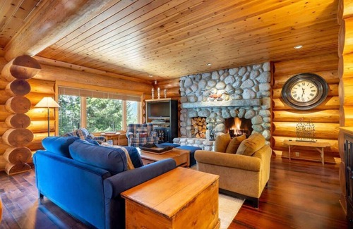 Nordic Estates House | Cozy 4BR chalet w/ski-in/ski-out & hot tub
