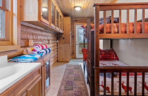 Lynn House | Cozy 4BR Hendersonville cabin with private hot tub
