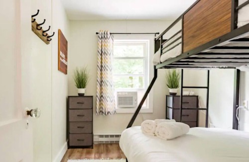 Shandaken Cabin | Cozy 4br Retreat, Fire-pit, Hot-Tub, Hiking- Seasonal Heated/Saltwater Pool