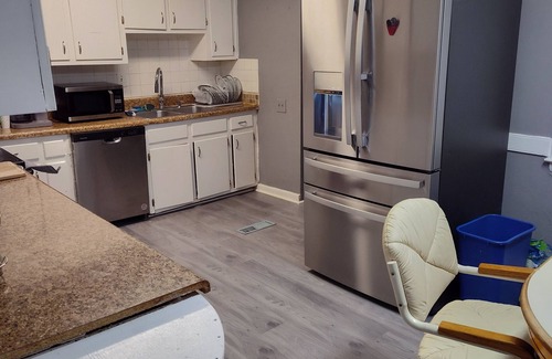 Norfolk House | Cozy 5-bdrm hm, Loaded Kitchen, w/Patio nDeck & Grill, WiFi in pleasant Norfolk