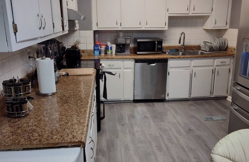 Norfolk House | Cozy 5-bdrm hm, Loaded Kitchen, w/Patio nDeck & Grill, WiFi in pleasant Norfolk