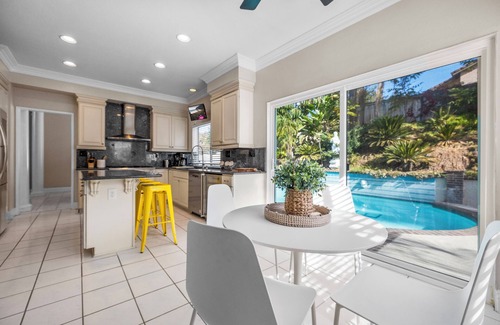 Corona House | Cozy 5-Bedroom Retreat with Pool, Jacuzzi & Game Room nn