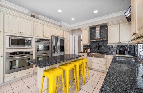Corona House | Cozy 5-Bedroom Retreat with Pool, Jacuzzi & Game Room nn