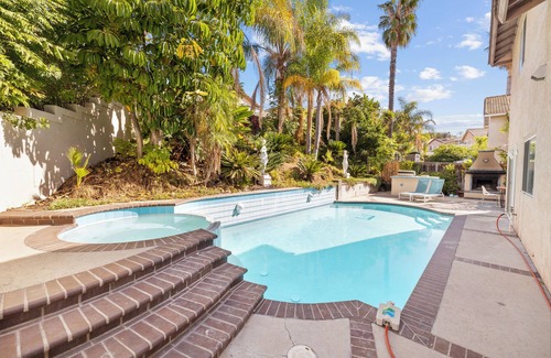 Corona House | Cozy 5-Bedroom Retreat with Pool, Jacuzzi & Game Room nn