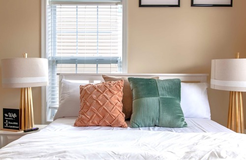 Northeast House | Cozy 5bedroom/4bath retreat in Washington DC! Free Parking. Next to a bus stop.
