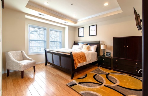 Northeast House | Cozy 5bedroom/4bath retreat in Washington DC! Free Parking. Next to a bus stop.