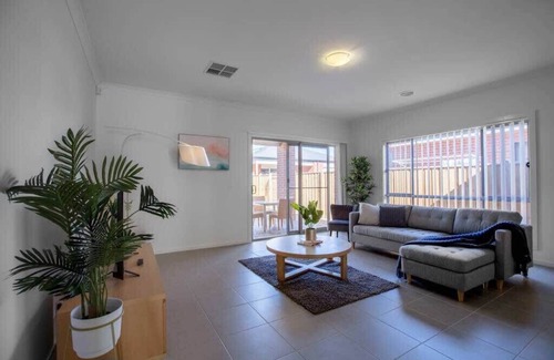 Point Cook House | Cozy 5BR House - Discover Aviation History