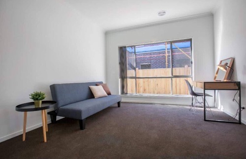 Point Cook House | Cozy 5BR House - Discover Aviation History