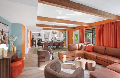 Castle Hills House | Cozy 6-bedroom house with Pool, Game Room, Fire Pit ,Hot Tub, Mini Golf