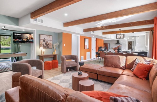 Castle Hills House | Cozy 6-bedroom house with Pool, Game Room, Fire Pit ,Hot Tub, Mini Golf
