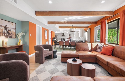 Castle Hills House | Cozy 6-bedroom house with Pool, Game Room, Fire Pit ,Hot Tub, Mini Golf
