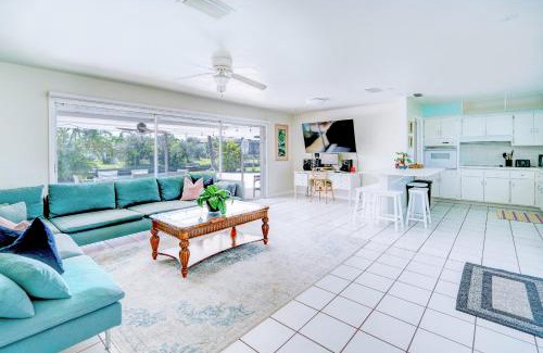 Yacht Club House | Cozy 60's home, city & canal located