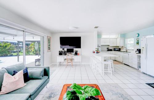 Yacht Club House | Cozy 60's home, city & canal located