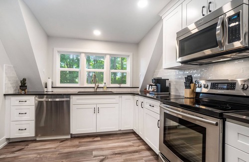 Fennville House | Cozy A-Frame: Hot Tub! Minutes to town & wineries