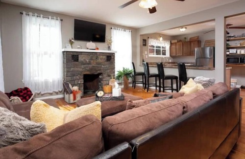 Warrensburg House | Cozy Adirondack Escape