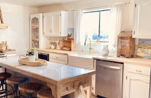 San Ysidro House | Cozy Adobe ~ 20 minutes to the Mountains or the City!