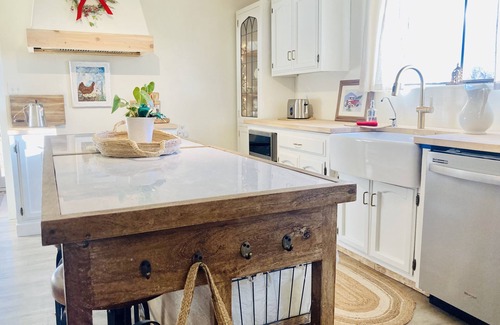 San Ysidro House | Cozy Adobe ~ 20 minutes to the Mountains or the City!