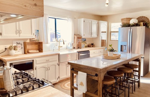 San Ysidro House | Cozy Adobe ~ 20 minutes to the Mountains or the City!
