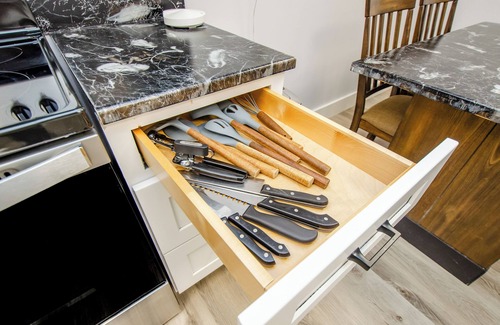 Buford House | Cozy Adventure Basement Getaway for Groups Sleeps 5