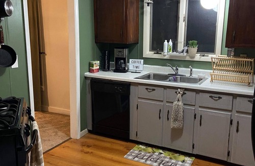 Greenville House | Cozy air conditioned 3 bedroom house, fire pit, grill, hot tub, run all year!
