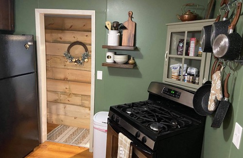 Greenville House | Cozy air conditioned 3 bedroom house, fire pit, grill, hot tub, run all year!