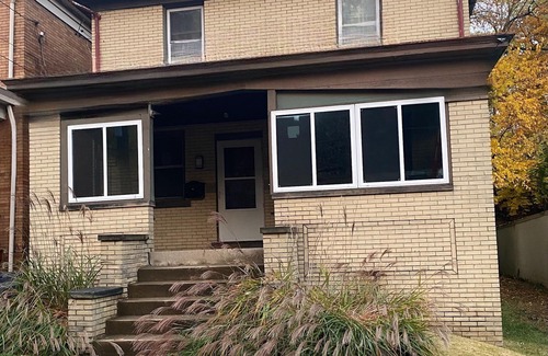 Pittsburgh House | Cozy all brick home for your peace of mind🌟⭐️🌟 Queen Beds★Free Parking★Fireplace