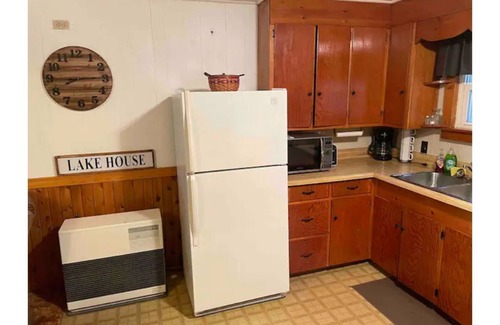 Portage Lake Cottage | Cozy All Season Lakeside Cottage
