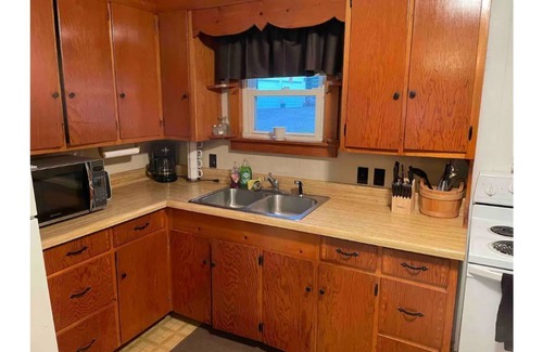 Portage Lake Cottage | Cozy All Season Lakeside Cottage