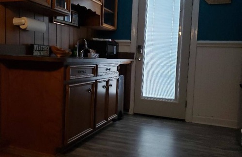 Wilmington Apartment | Cozy and Charming Studio with Private Deck Near Wrightsville Beach