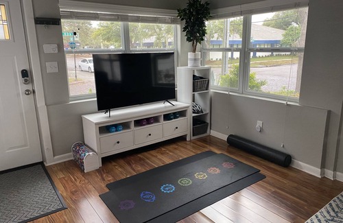 Historic Uptown House | * Cozy and Clean Luxury Bungalow close to Beach and Downtown St. Petersburg *