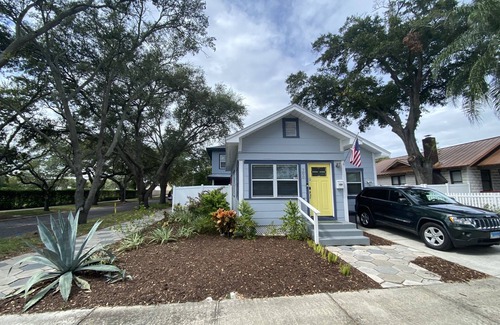 Historic Uptown House | * Cozy and Clean Luxury Bungalow close to Beach and Downtown St. Petersburg *
