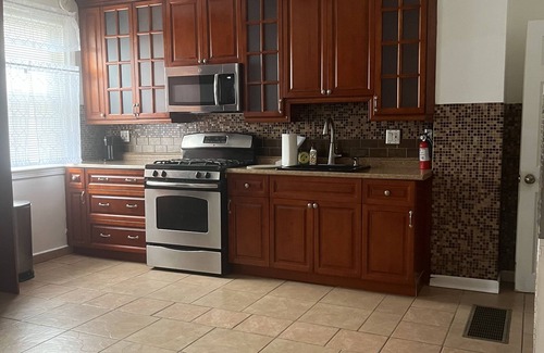 Ogontz Campus House | Cozy and Comfortable in the Northeast. Nurses and Teachers are welcome.