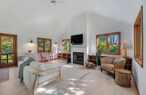 Glendale Cottage | Cozy and conveniently located cottage nestled in the mountains