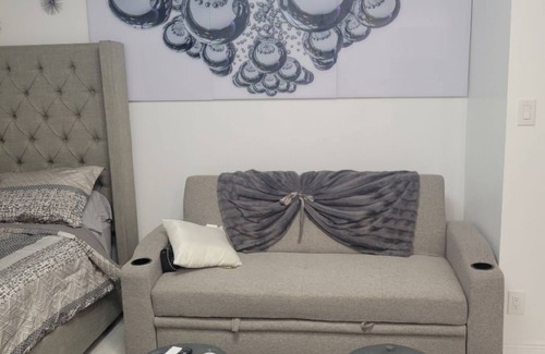 Pembroke Pines Apartment | Cozy and inviting Studio with Private entrance in charming Pembroke Pines