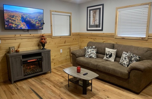 Whittier Apartment | Cozy and Private, 10 min to Cherokee, 60 min Tail of the Dragon Covered Parking